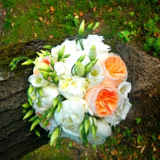 Букет невесты из пионов и пионовидной розы под ленту