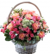 Нежно-розовая композиция из роз кустовых и одноголовых в корзине