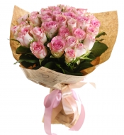 Букет из розовых роз 35 шт в упаковке