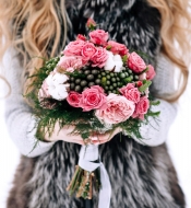 Свадебный букет из пионовидных роз, каапса и аспарагуса