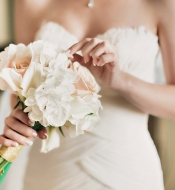 Свадебный букет из роз и гортензии