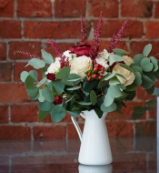 Свадебный букет из пионовидных роз, астильбы и эвкалипта под ленту