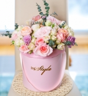 Композиция из ароматных пионовидных кустовых и одноголовых роз в шляпной коробке