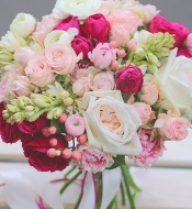 Букет невесты из ранункулюсов, пионовидных кустовых и одноголовых роз под ленту