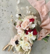Букет невесты из роз и тюльпанов под ленту