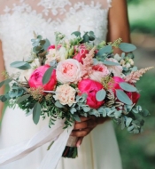 Букет невесты из пионовидных роз, пионов и зелени