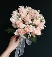 Свадебный букет из роз и кустовой гвоздики