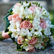 Букет невесты из нежных роз и ароматной фрезии