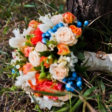 Букет невесты из кустовых роз, фрезии и гиперикума