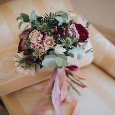 Букет невесты из роз, гвоздики, эрингиума и эвкалипта