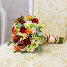 Букет невесты из калла, фрезии и кустовой розы