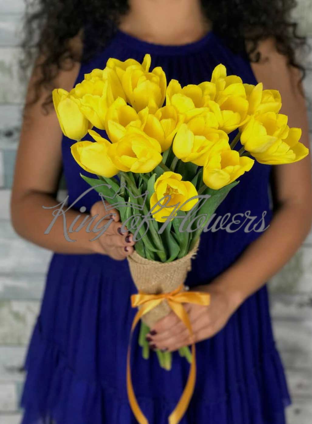Букет из желтых тюльпанов в упаковке