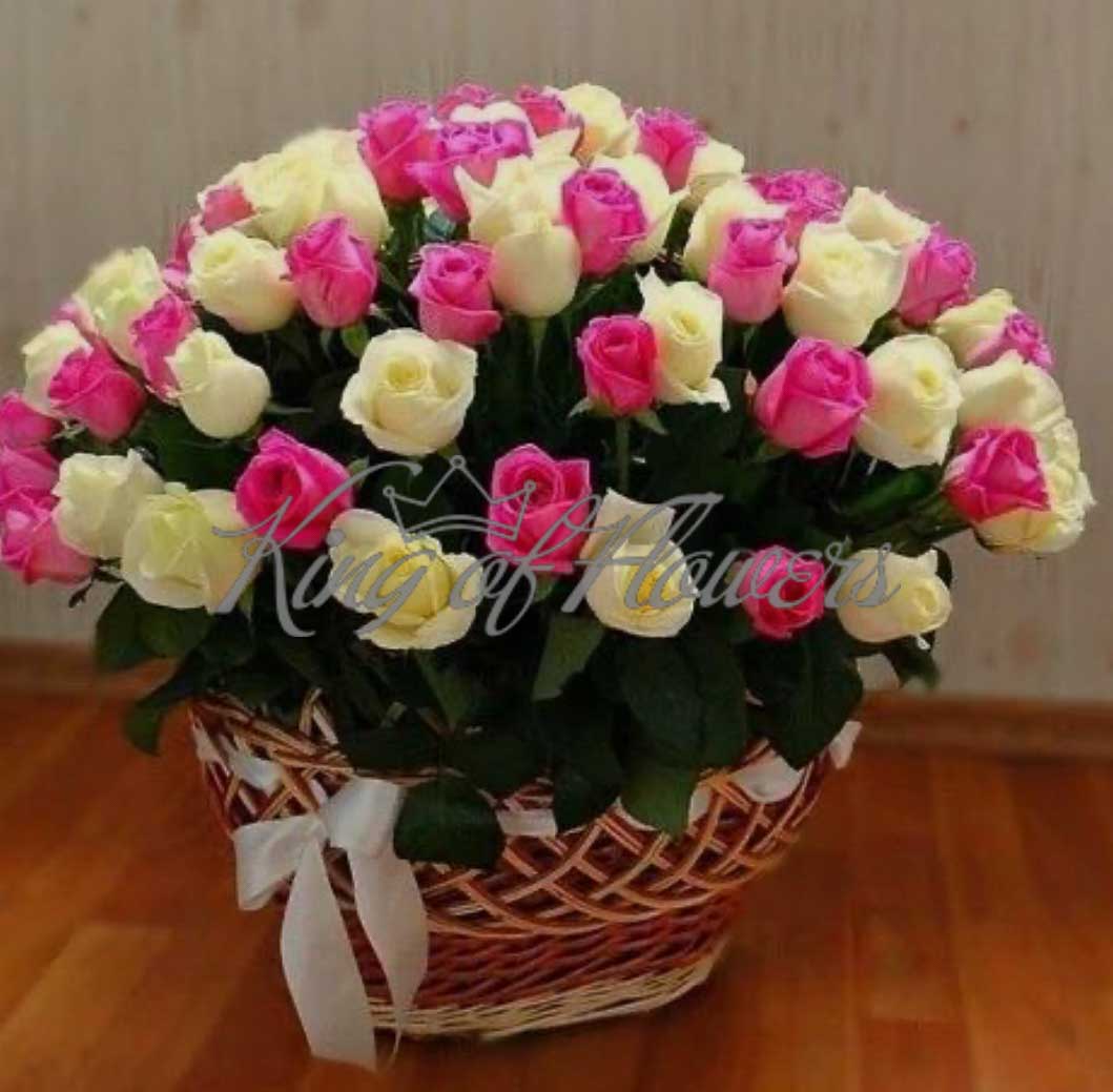 Композиция из розовых и белых роз в плетеной корзине