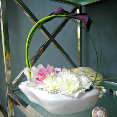 Арт-композиция их белых калл и орхидей в кашпо