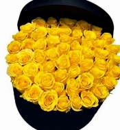 Композиция из желтых роз в шляпной коробке