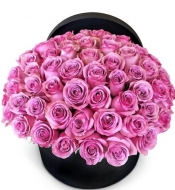 Композиция розовых роз в шляпной коробке