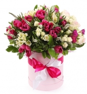 Композиция микс из тюльпанов, кустовых роз и зелени в шляпной коробке.