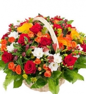 Композиция микс из кустовых и одноголовых роз с добавлением несезоных цветов в корзине