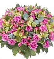 Композиция из розовых одноголовых и кустовых роз с орхидеями в корзине