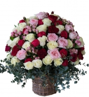 Композиция из ароматных пионовидных кустовых и одноголовых роз в корзине