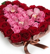 Композиция из роз и орхидеи в виде сердца