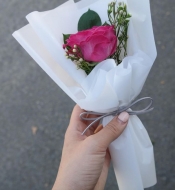 Мини букет из розы и Хамелациума в упаковке