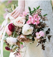Букет невесты из роз, ранункулюсов и зелени