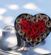 Композиция из стабилизированных роз в шляпной коробке в форме сердца