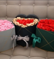 Композиция из стабилизированных роз в шляпной коробке в форме сердца