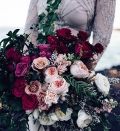 Букет невесты из пионовидных кустовых и одноголовых роз, зелени и кустовых хризантем