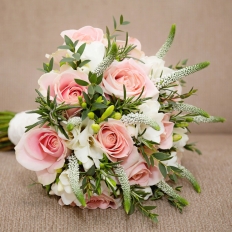 Букет свадебный из нежной розовой розы, вероники и ароматной фрезии