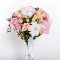 Свадебный букет из кустовых и одноголовых роз и коробочек хлопка