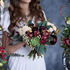 Букет невесты из ранункулюсов, эчеверии, орхидеи и кустовой розы