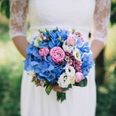 Букет невесты из гортензии, пионовидной кустовой розы и шамелациума