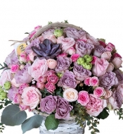 Лавандовая композиция из пионовидной ароматной розы Пинк Охара, роз кустовых и одноголовых в корзине