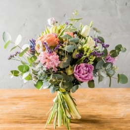 Букет весенний из аромтных гиацинтов, тюльпанов и ароматной розы