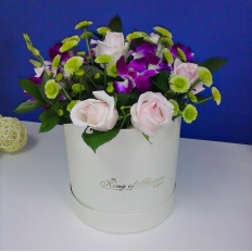 Композиция из роз орхидеи в шляпной в коробке