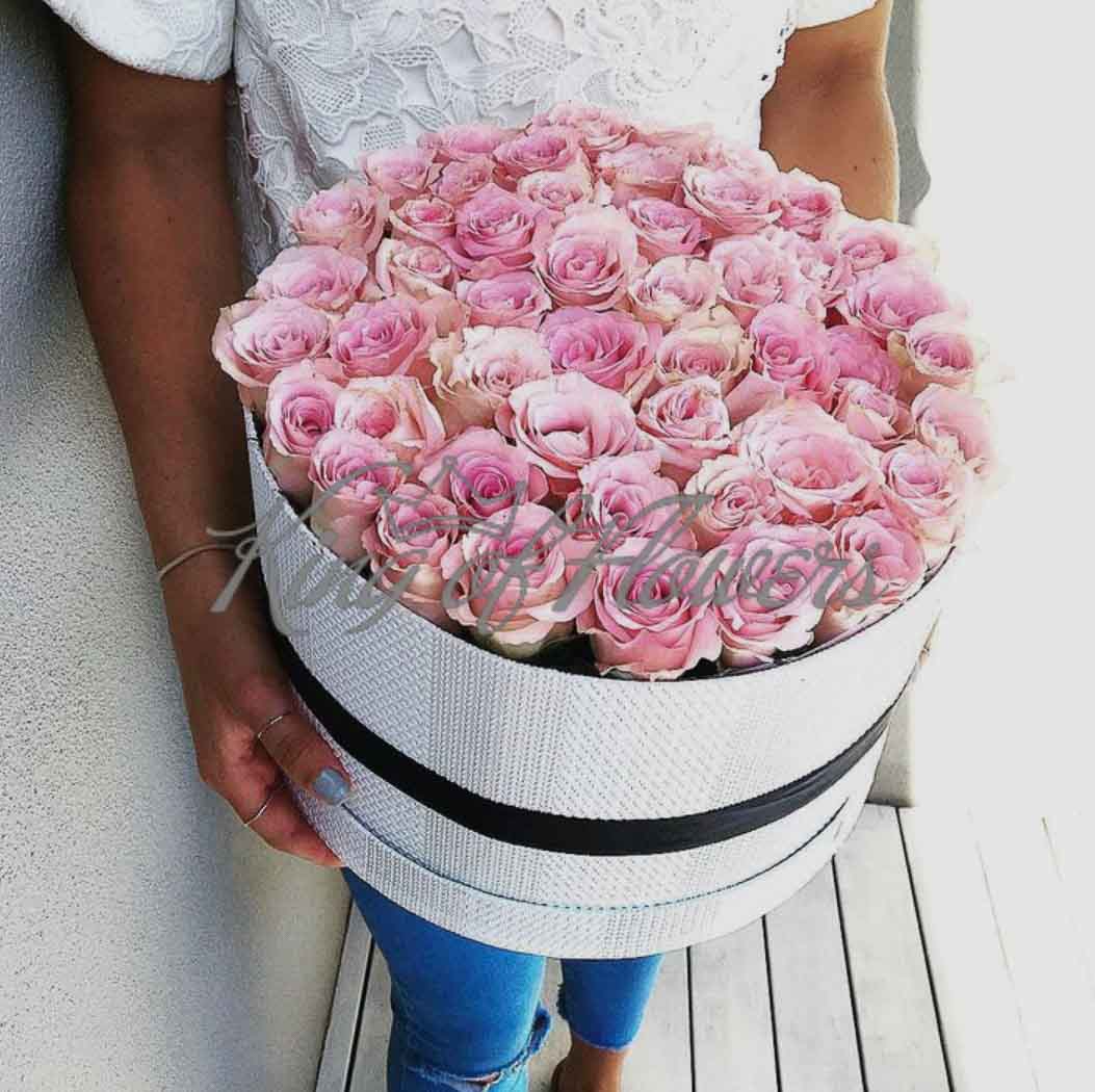 Композиция из розовых роз в круглой шляпной коробке
