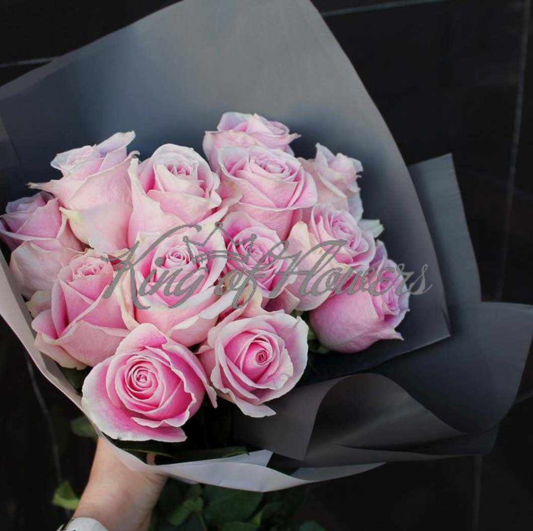 Букет Моно из розовых роз в упаковке