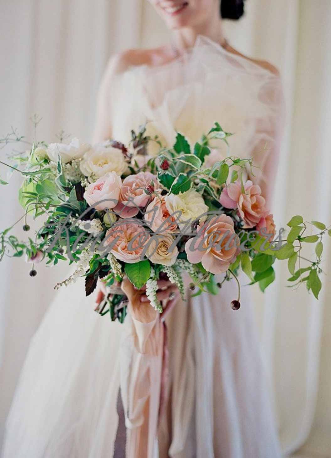 Букет невесты из пионовидных роз, тюльпанов и зелени