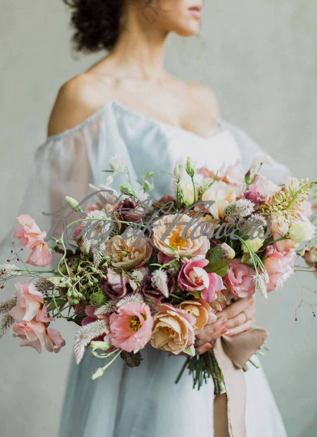 Букет невесты из поновидных роз, эустомы, латируса под ленту