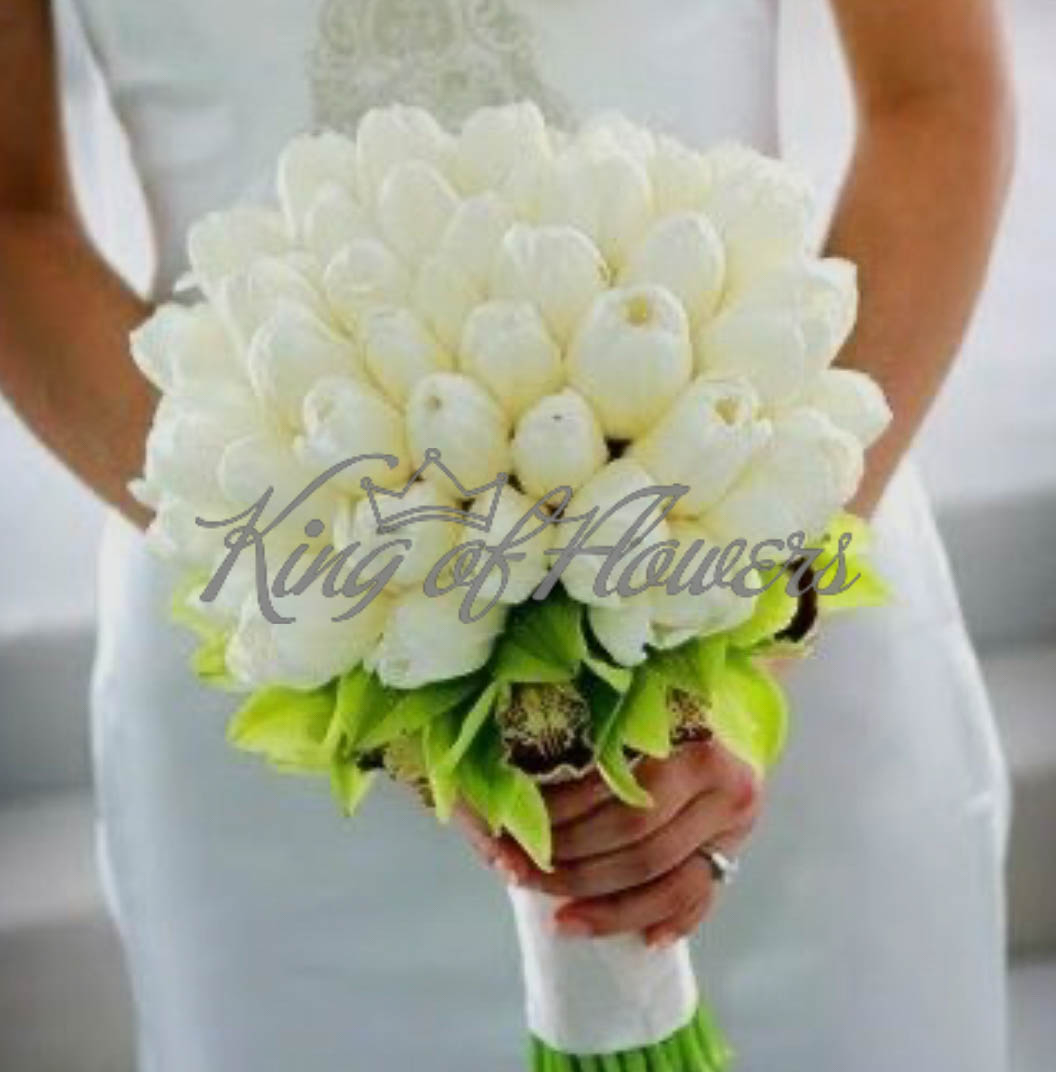 Букет невесты из тюльпанов и орхидеи