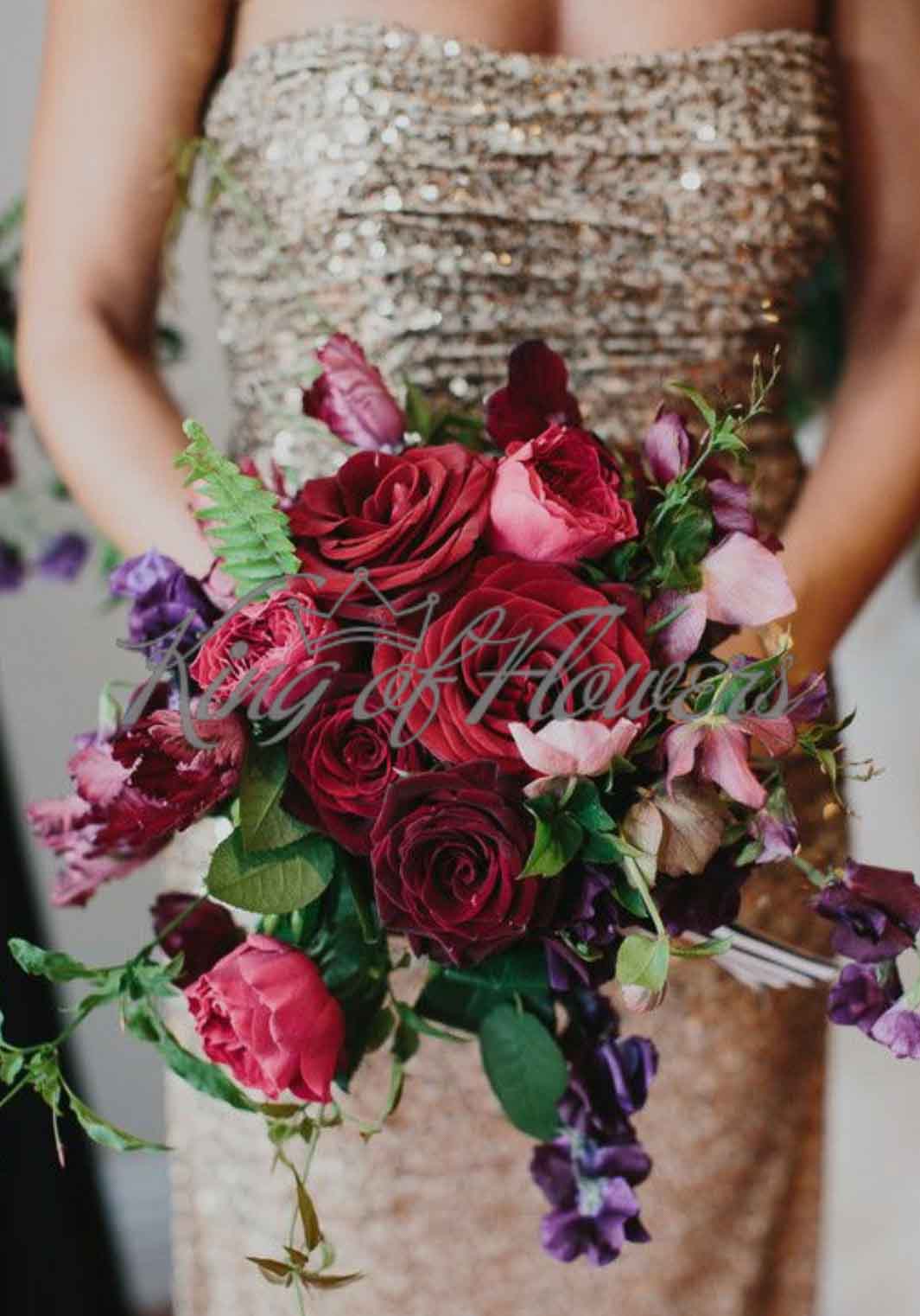 Букет невесты из роз, латируса, эустомы и зелени