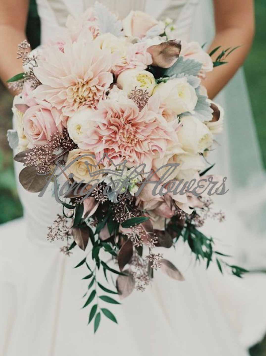 Букет невесты из георгин, роз и зелени