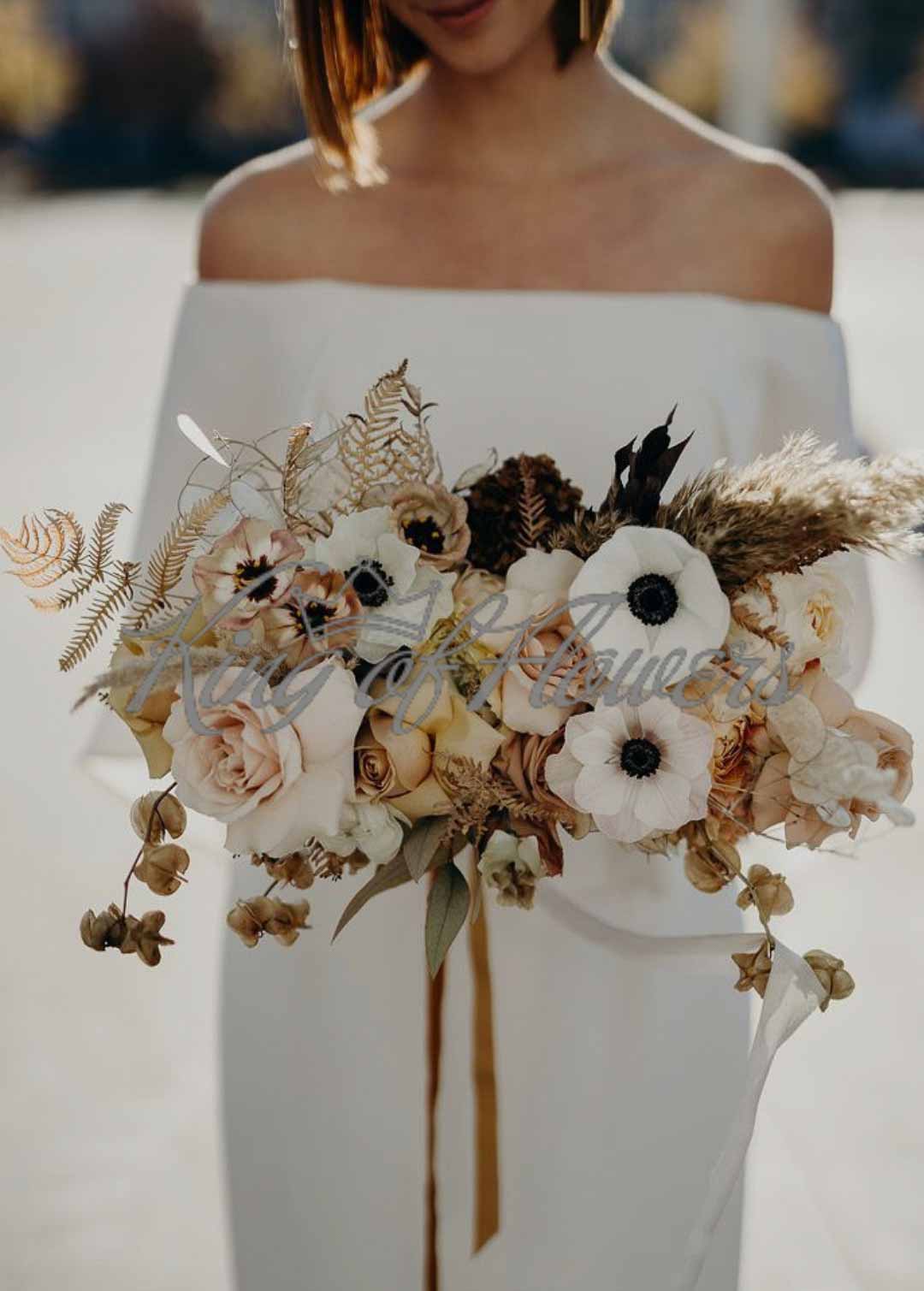 Букет невесты из роз, анемонов и сухоцветов под ленту