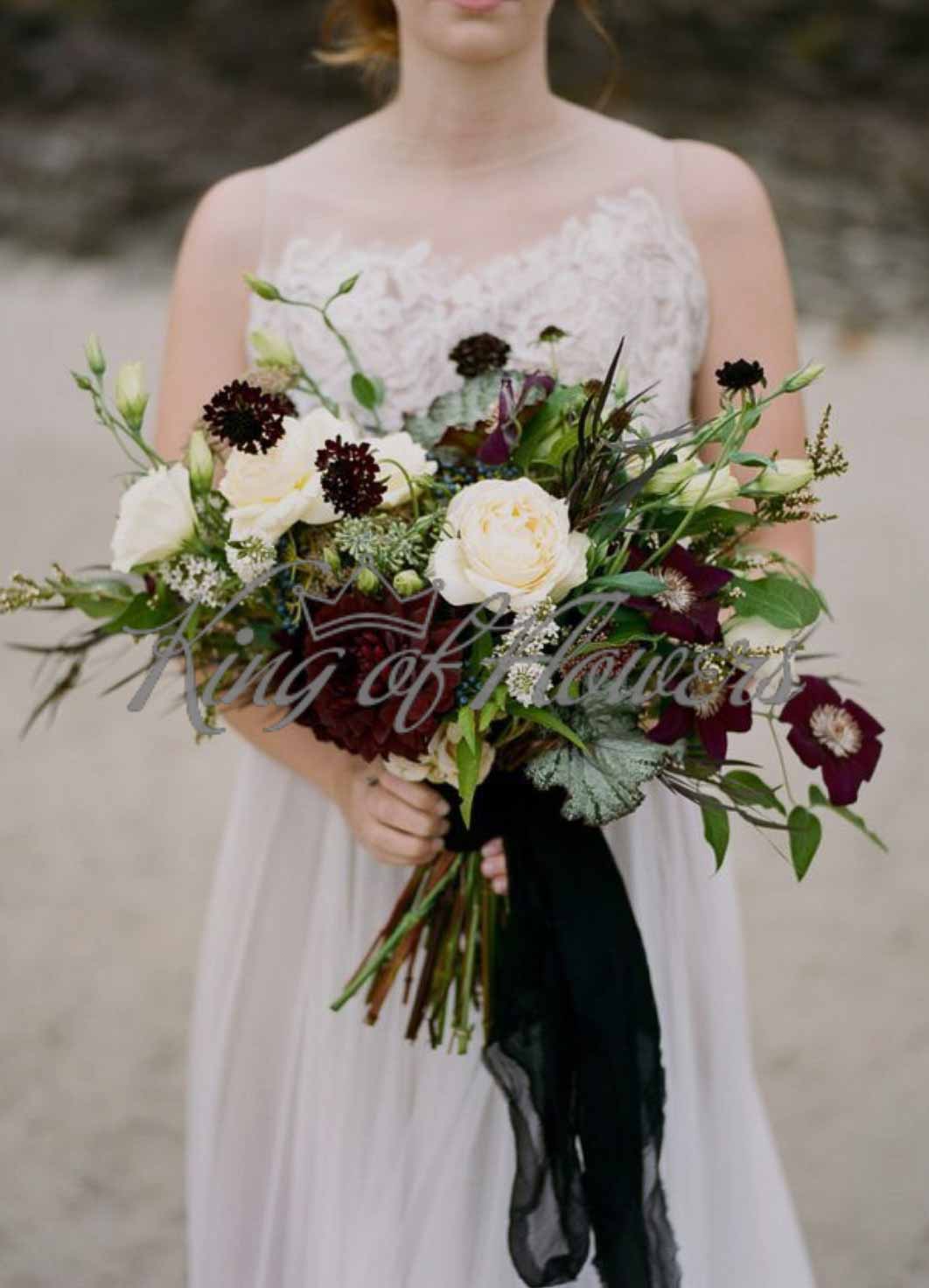 Букет невесты из георгин, роз, скабиозы и зелени под ленту
