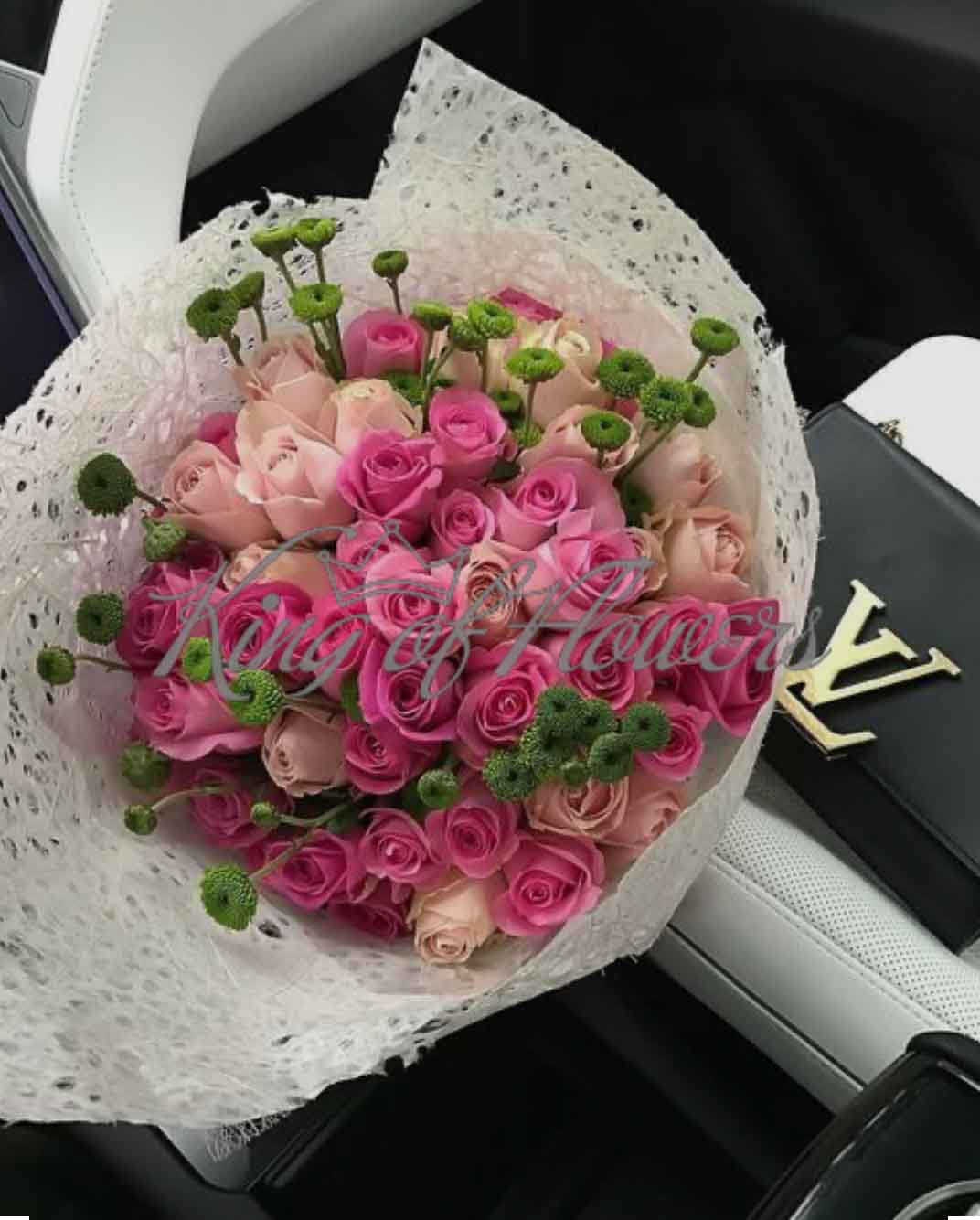 Букет из роз и кустовой хризантемы в упаковке