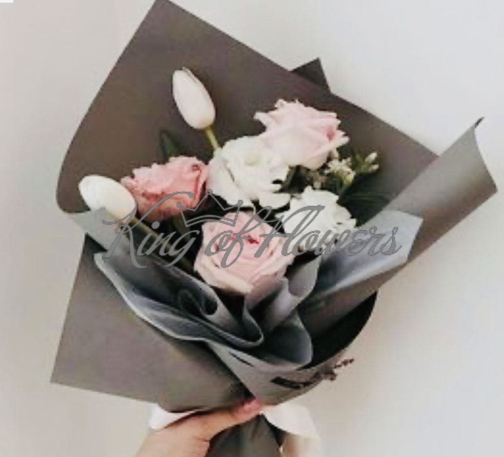 Букет мини из роз и тюльпанов в упаковке