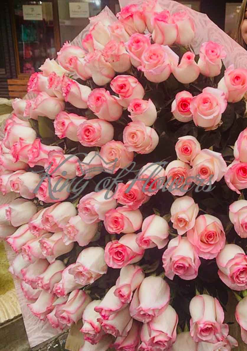 Букет из розовых роз под ленту