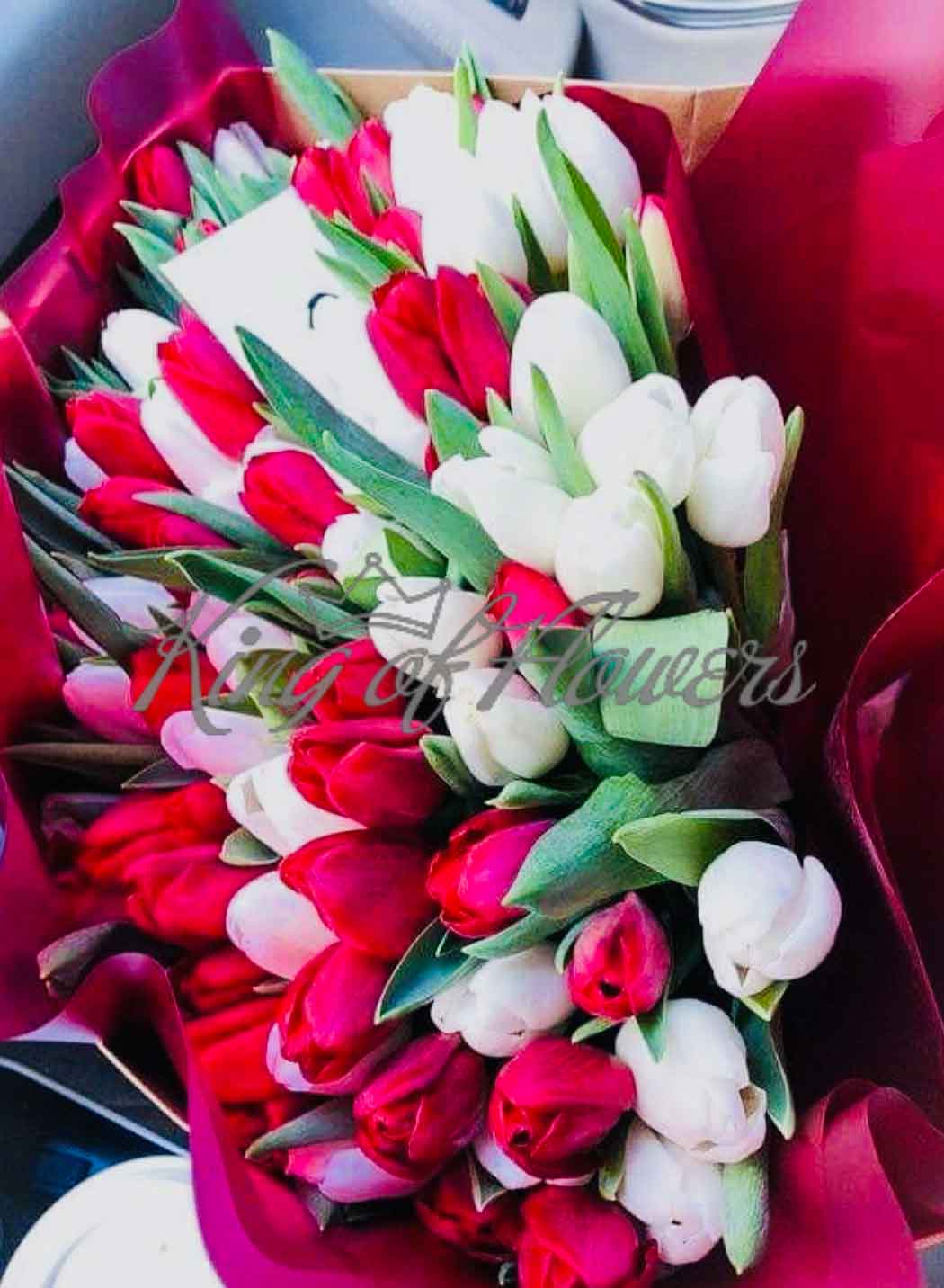 Букет моно из белых и красных тюльпанов в упаковке